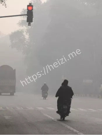 男子抢道渣土车被碾身亡