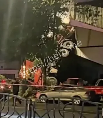 水泥罐车冲破隔音墙