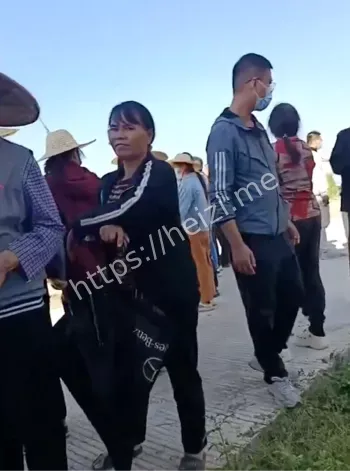 村民集体对抗堵路