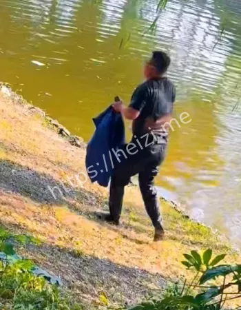 男子寒冬跳水救童