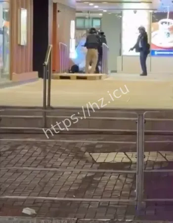 持刀挟持女人质